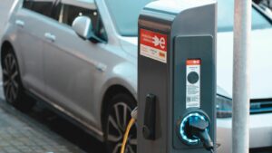 Voitures électriques : les bornes de recharge polluent plus que les stations-essence ?