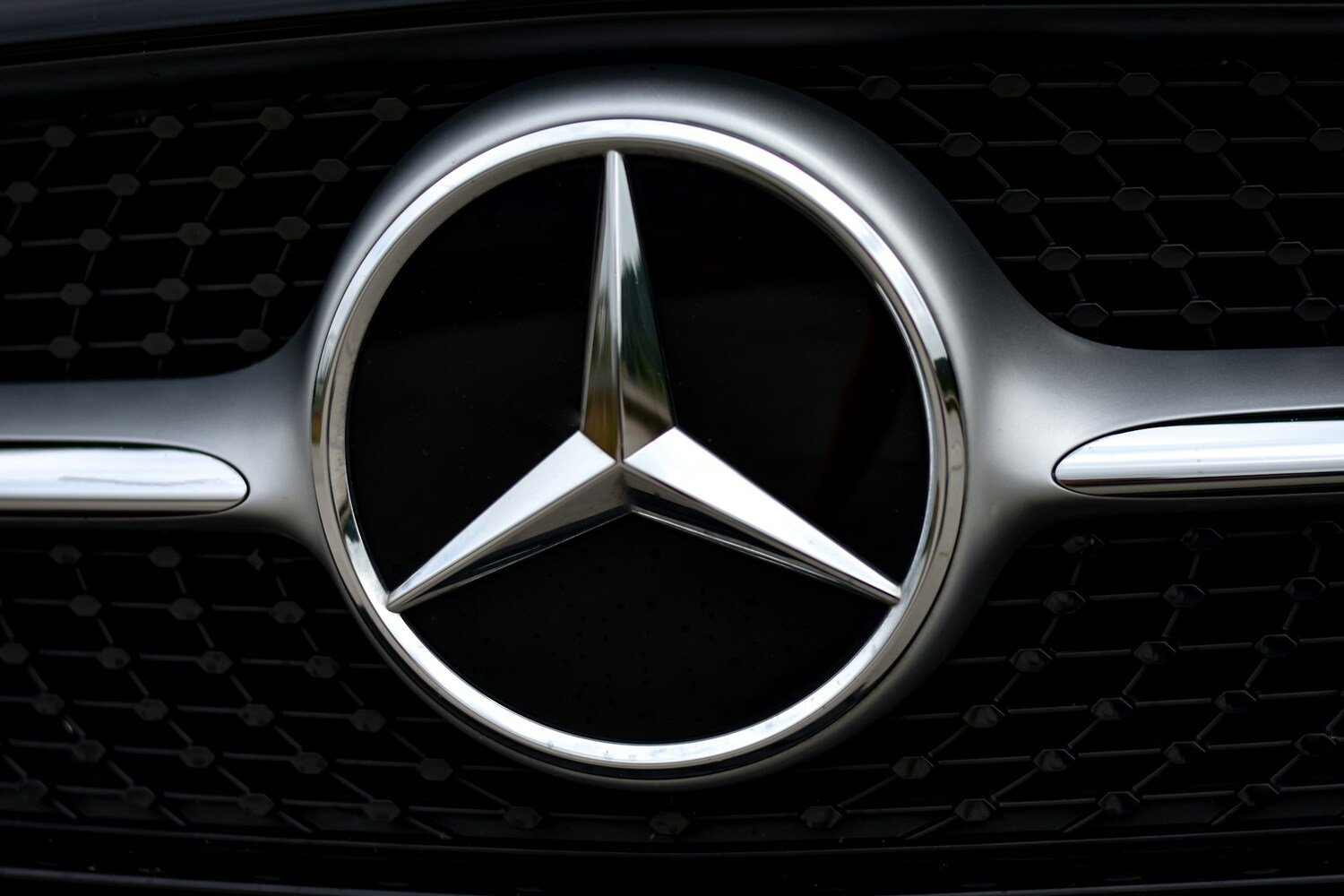 Ces nouvelles Mercedes avec boutons physiques : la vérité choquante sur leur supériorité ! 1 Logo Mercedes