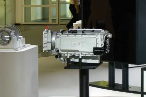 « Un rétrofit inversé », un bloc moteur pour transformer une voiture électrique en hybride
