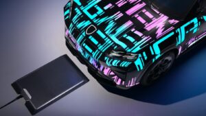 Plus de câble en Porsche : le Cayenne inaugure la recharge sans-fil