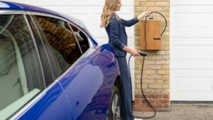 Voiture électrique : une première offre française à 30 €/mois pour recharge illimitée à domicile