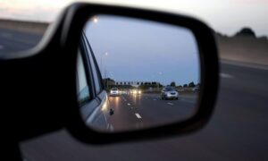 Qu’est-ce que l’arnaque au rétroviseur qui fait un carnage en France ?