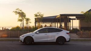 Feux rouges grillés, contresens… Cette enquête explosive menace Tesla et Elon Musk
