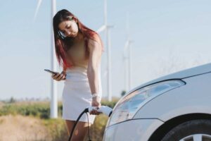 Les hybrides rechargeables seraient presque aussi polluantes que les voitures thermiques
