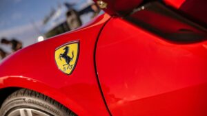 Ferrari électrique : la révélation de la voiture provoque sa pire chute en Bourse