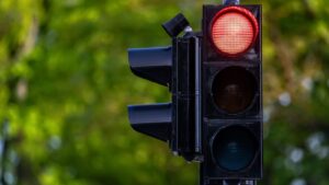 « 11 minutes avant de passer au vert » : ce feu rouge rend les automobilistes complètement fous