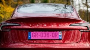 Pourquoi des millions de conducteurs vont bientôt rouler avec une plaque rose