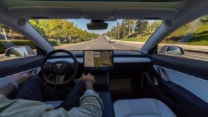 Mode de conduite « Mad Max » : l’idée totalement stupide de Tesla dans sa dernière mise à jour