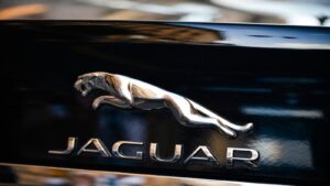 Autoroute A13 : le mystère des 3 Jaguar fantômes laisse les policiers perplexes