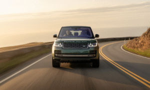 découvrez le range rover overfinch holland & holland, un suv de luxe exclusif à 570 000 €, alliant performance exceptionnelle et raffinement inégalé, bien au-delà de ce que land rover avait prévu.