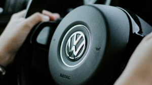 Volkswagen change tout : ses futurs modèles naîtront désormais en Chine, à moitié prix