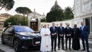 Le pape Léon XIV reçoit une voiture « discrète », pour passer inaperçu : une BMW iX de série, sans modification