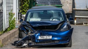 Vidéo. Le FSD de Tesla commet une grave erreur et percute un autre véhicule de pleine face