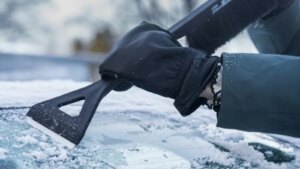 Oignon, vinaigre, serviette : ces astuces étonnantes pour protéger votre pare-brise du gel en hiver