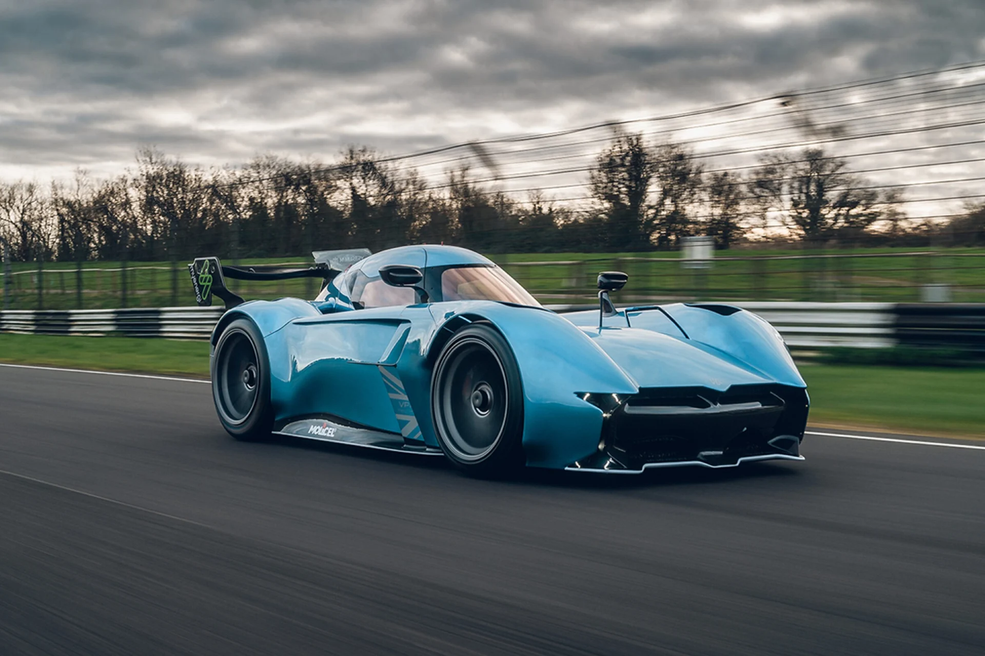 Cette voiture électrique incroyable arrive : elle roule même à l’envers ! Ne ratez pas ça ! 1 Mcmurtry Voiture