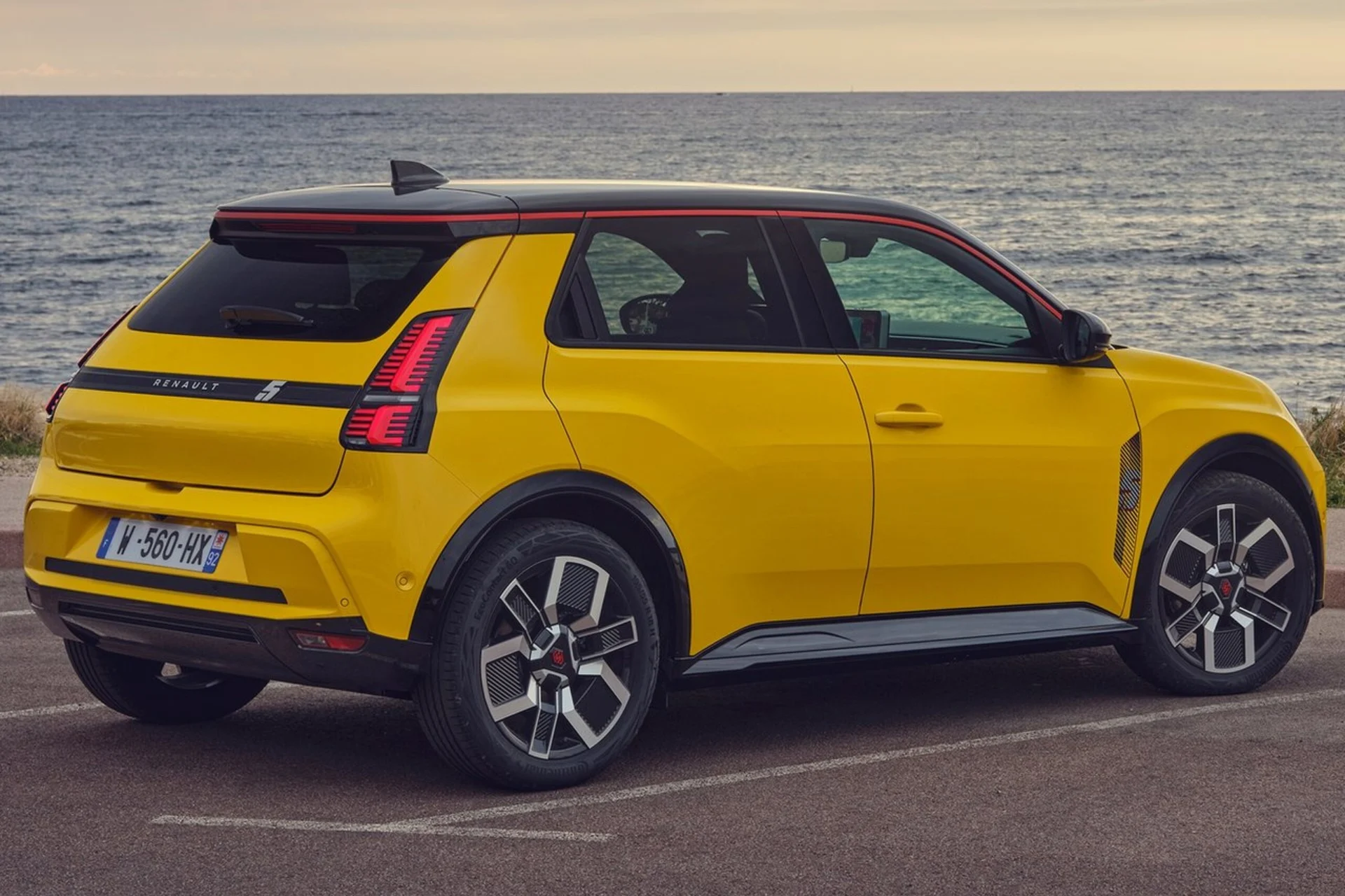 Cette Renault 5 électrique va-t-elle surpasser la Peugeot e-208 ? Découvrez-le ici ! 1 Renault 5 Arriere