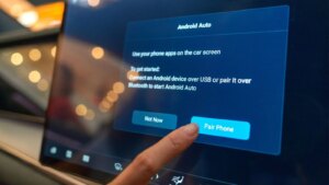 Google prépare (toujours) l’arrivée des vidéos sur Android Auto