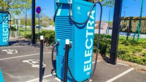 Recharge pour voiture électrique en France : Electra reçoit un immense chèque d’Uber