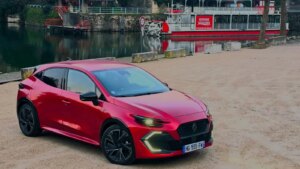 Renault vend 2 générations de Clio en même temps et les clients préfèrent l’ancienne