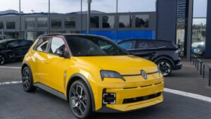 Renault explique sa décision de ne pas lancer la R5 pas chère tout de suite