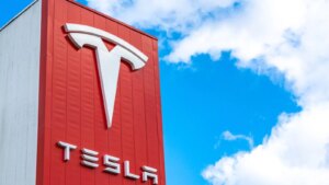 Elon Musk mise l’avenir de Tesla sur les robotaxis, mais le constructeur a encore du chemin à faire
