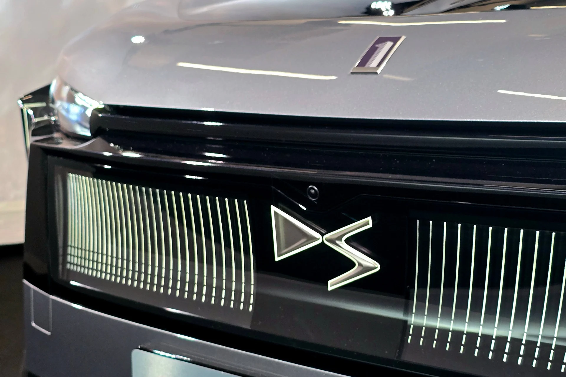 Ce SUV premium surprenant surpasse le Peugeot e-3008 avec une autonomie incroyable de 740 km ! 17 Ds N7 Logo