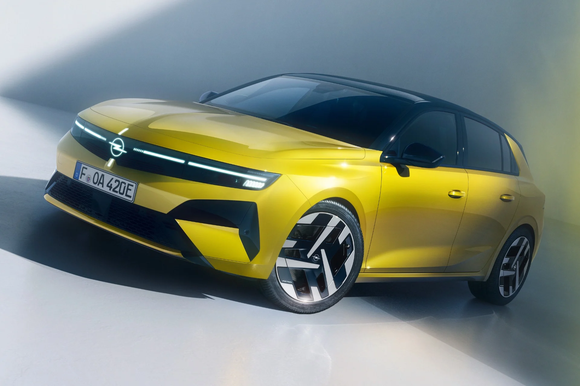 Ces phares révolutionnaires de l’Opel Astra : 50 000 pixels pour surpasser la Peugeot 308 ! 1 Opel Astra Jaune Kobalt