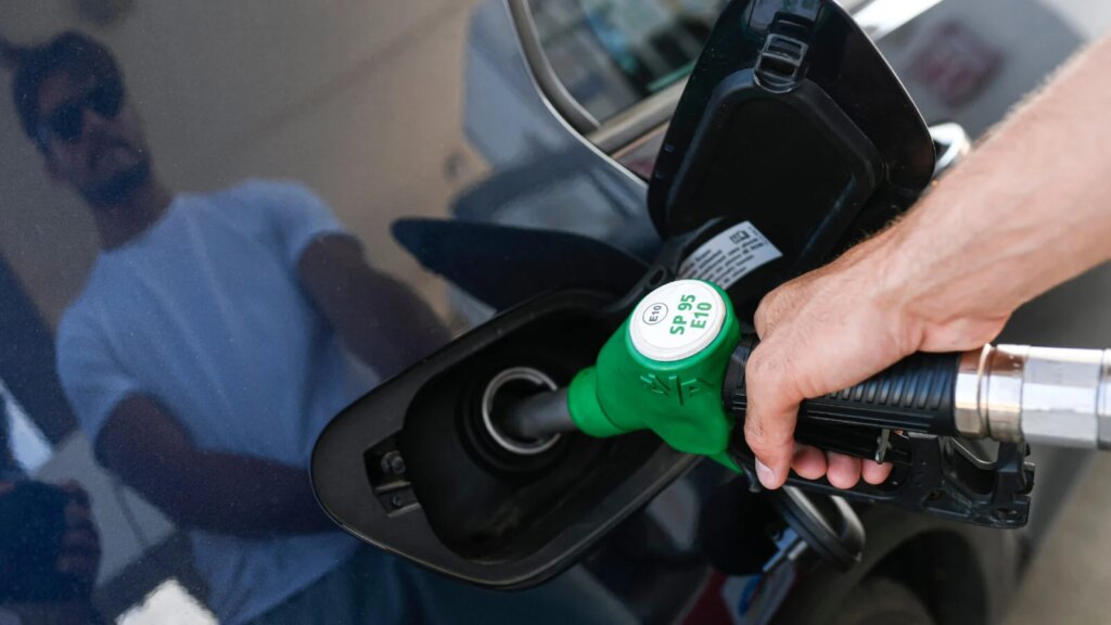 Économisez ces 30 centimes par litre : la technique inédite des automobilistes français ! 24 « 30 centimes moins cher » : ces automobilistes français ont trouvé une technique parfaite pour économiser sur l’essence et le diesel