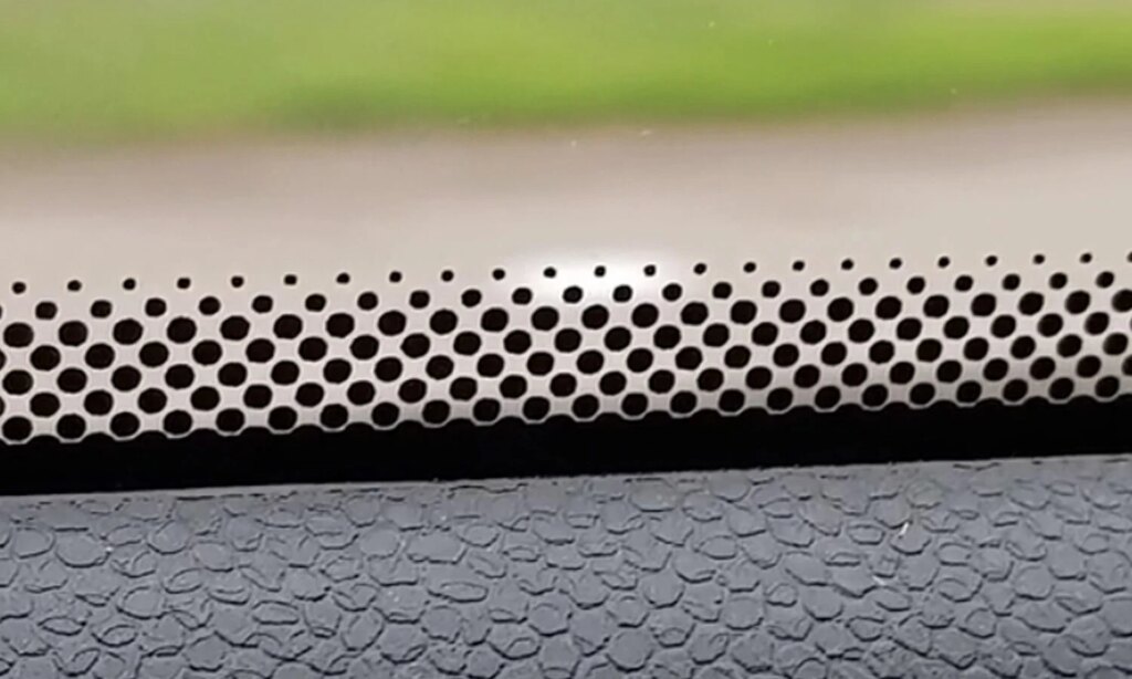 Ces mystérieux points noirs sur votre pare-brise : découvrez leur incroyable secret ! 37 Ils sont sur tous les pare-brise des voitures, à quoi servent ces points noirs ?