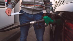 Carburant pas cher : c’est quoi faire le plein « à l’allemande », la méthode qui peut rapporter gros ?