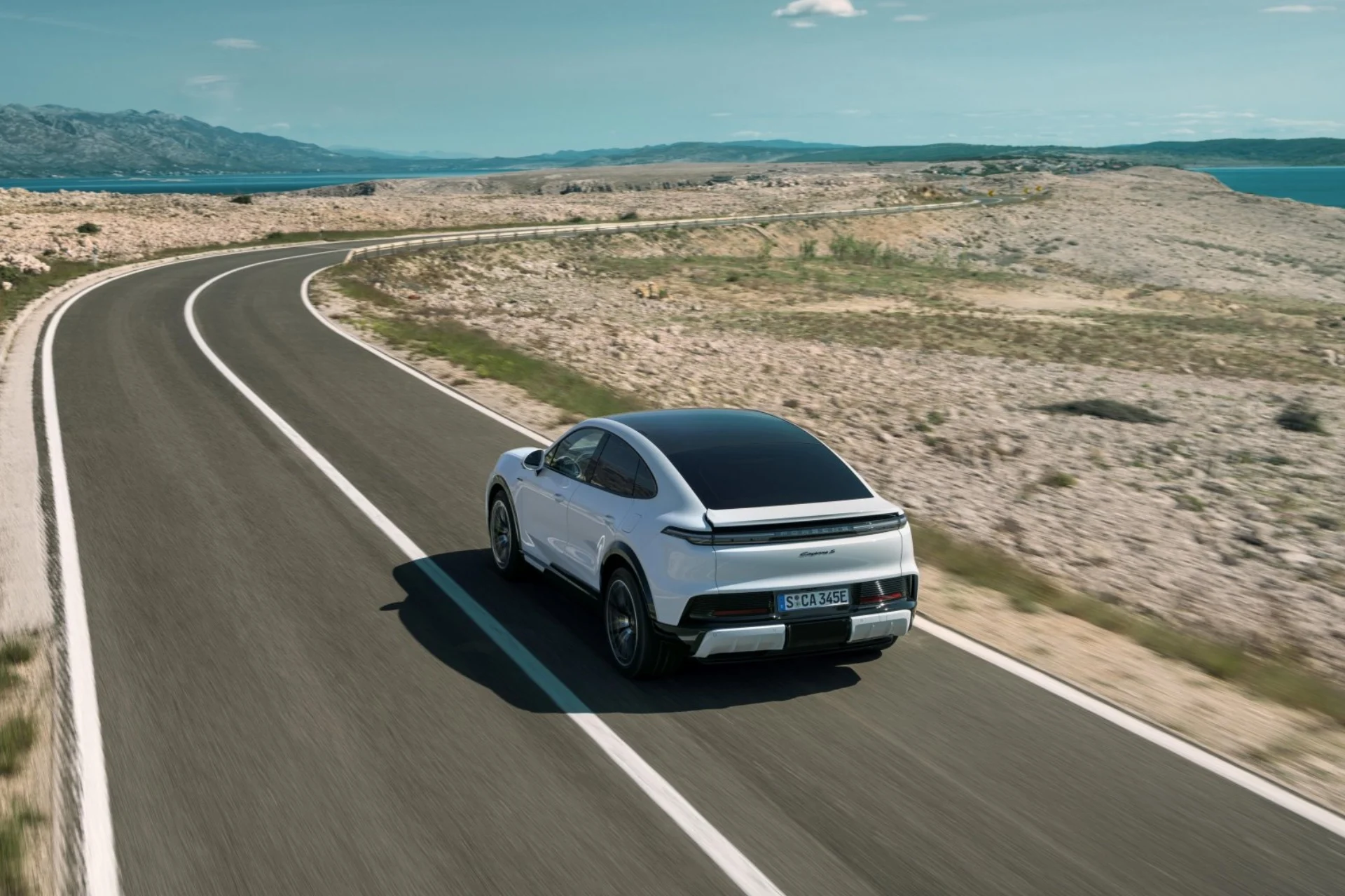 Cette incroyable Porsche Cayenne Coupé électrique : un monstre à 0-100 km/h en 2,5 sec ! 1 Porsche Cayenne Arriere