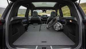 découvrez la comparaison entre la peugeot 2008 et la toyota yaris cross : un écart de prix de 4 000 € et un avantage pour le suv français en termes d'espace intérieur.
