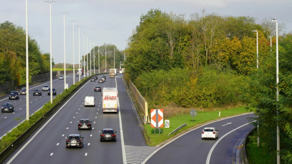 Ces changements incroyables qui vont enfin supprimer les lignes blanches sur la route ! 3 Adieu les lignes blanches sur la route ? Ce changement va révolutionner votre conduite