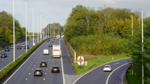 Adieu les lignes blanches sur la route ? Ce changement va révolutionner votre conduite