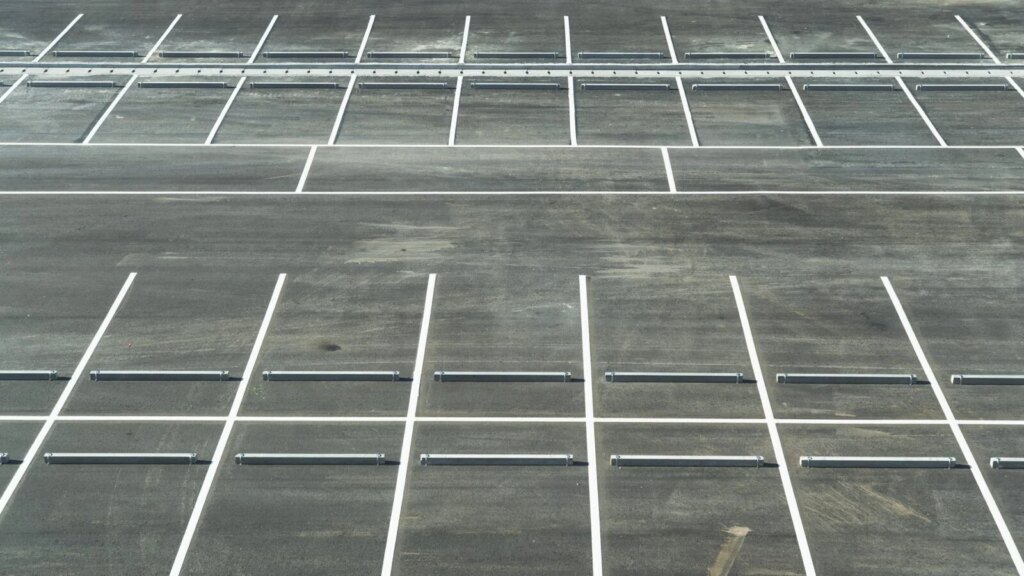 Ces 60 millions d'euros gaspillés : ce parking géant prêt, mais désespérément inutilisable ! 3 60 millions d’€ dépensés pour… rien : ce parking géant est prêt, mais totalement inutilisable
