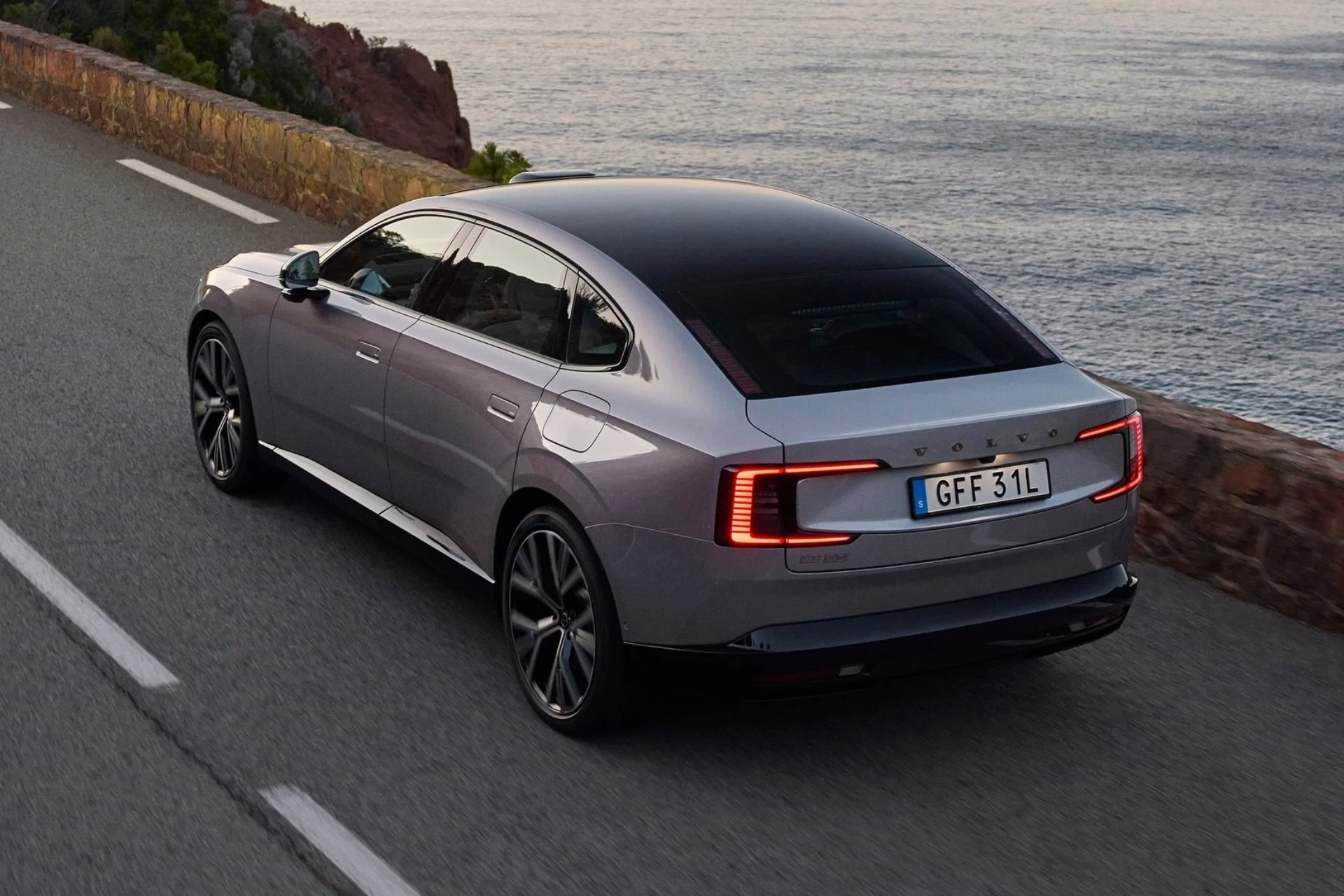 Cette Volvo ES90 révolutionnaire : recharge record en 22 minutes et 692 km d'autonomie ! 2 Volvo Es90 (3)