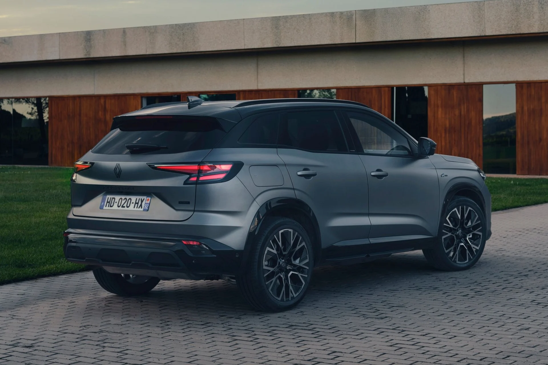 Ce Renault Austral hybride, avec seulement 4,7 l/100 km, dépasse le Peugeot 3008 ! Découvrez pourquoi ! 4 Renault Austral (5)