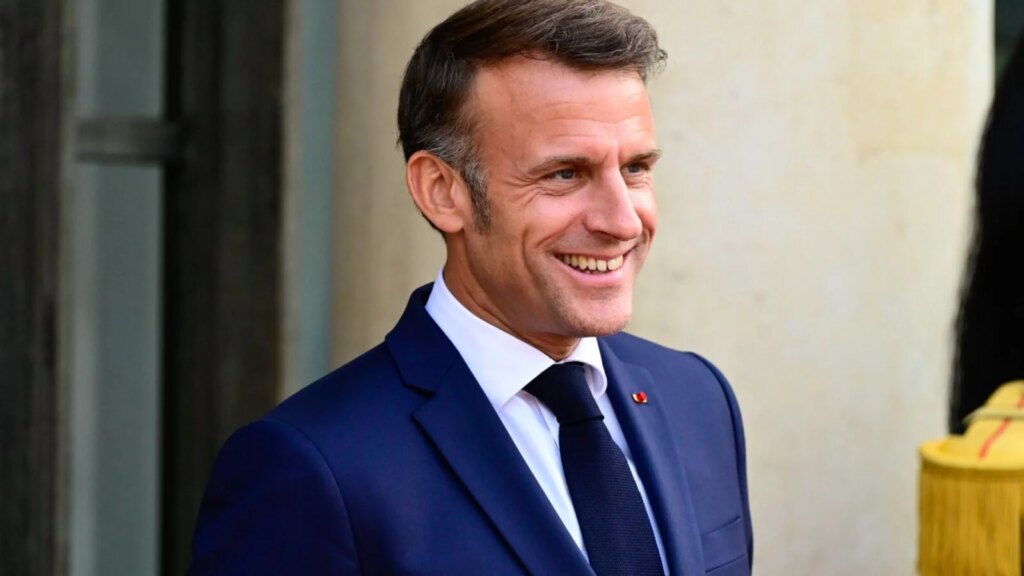 Ce milliard d’euros pour la voiture électrique : Macron réalise son incroyable rêve ! 30 Emmanuel Macron obtient ce qu’il veut de Stellantis : 1 milliard d’euros pour la production française d’une « nouvelle génération de voitures électriques »