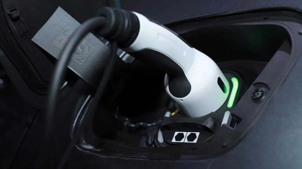 Ces ventes de voitures électriques explosent : découvrez pourquoi rouler en électrique coûte 3x moins ! 23 Les ventes de voitures électriques explosent de 48 % en France. Rouler en électrique coûte 3x moins cher que rouler à l’essence