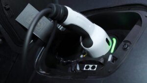 Les ventes de voitures électriques explosent de 48 % en France. Rouler en électrique coûte 3x moins cher que rouler à l’essence