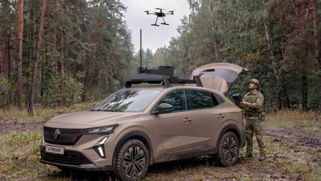 Voici le 4 TROOP : cette révolution rend la voiture ordinaire un outil militaire incroyable ! 1 Renault et Thales convertissent la voiture ordinaire en outil militaire : voici le 4 TROOP, un véhicule tactique conçu pour les forces terrestres