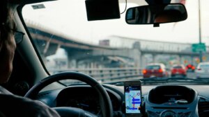 Essence premium, boîte manuelle, insertion sur autoroute : comment ces 3 mythes sur l’automobile vous font perdre du temps et de l’argent