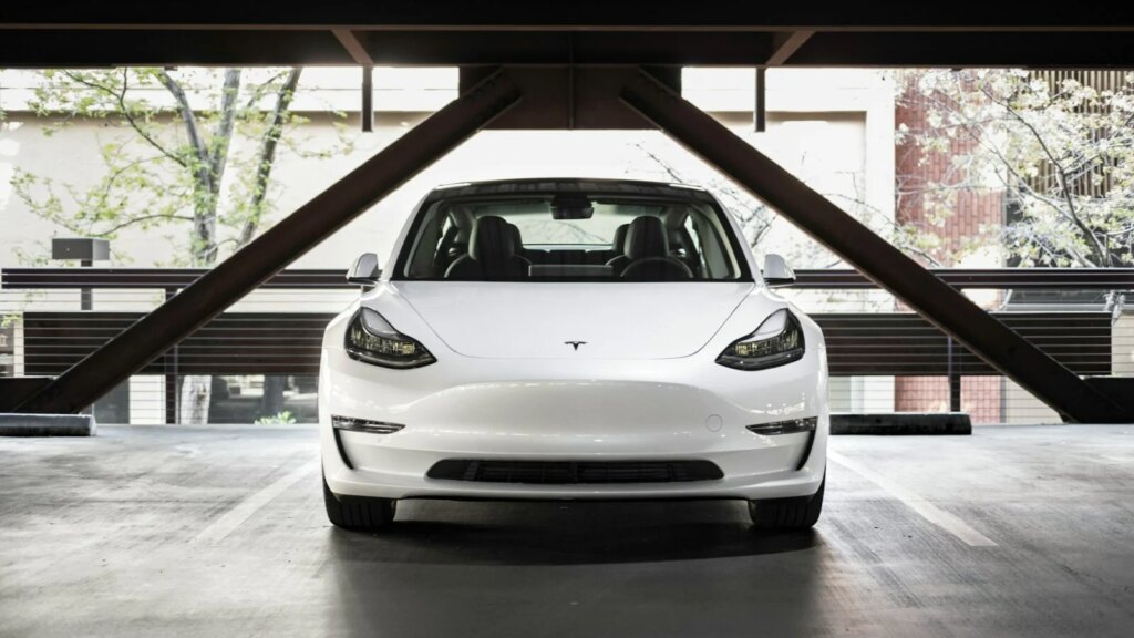 Cette tragédie au Texas : une Tesla Model 3 détruit une maison et a tué une femme ! 1 Au Texas, une Tesla Model 3 quitte la route et s’encastre dans une maison : une femme tuée dans son salon