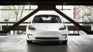Au Texas, une Tesla Model 3 quitte la route et s’encastre dans une maison : une femme tuée dans son salon