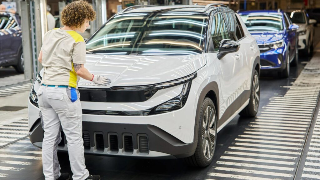 Cette future star des Skoda électriques : l’Epiq arrive et coûte 10 000 euros de moins ! 1 La future star des Skoda électrique sort d’usine : l’Epiq coûte 10 000 euros de moins qu’un Elroq