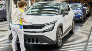 La future star des Skoda électrique sort d’usine : l’Epiq coûte 10 000 euros de moins qu’un Elroq