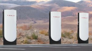 500 kW et compatible toutes marques : Tesla installe son premier Superchargeur “pliable” en Europe
