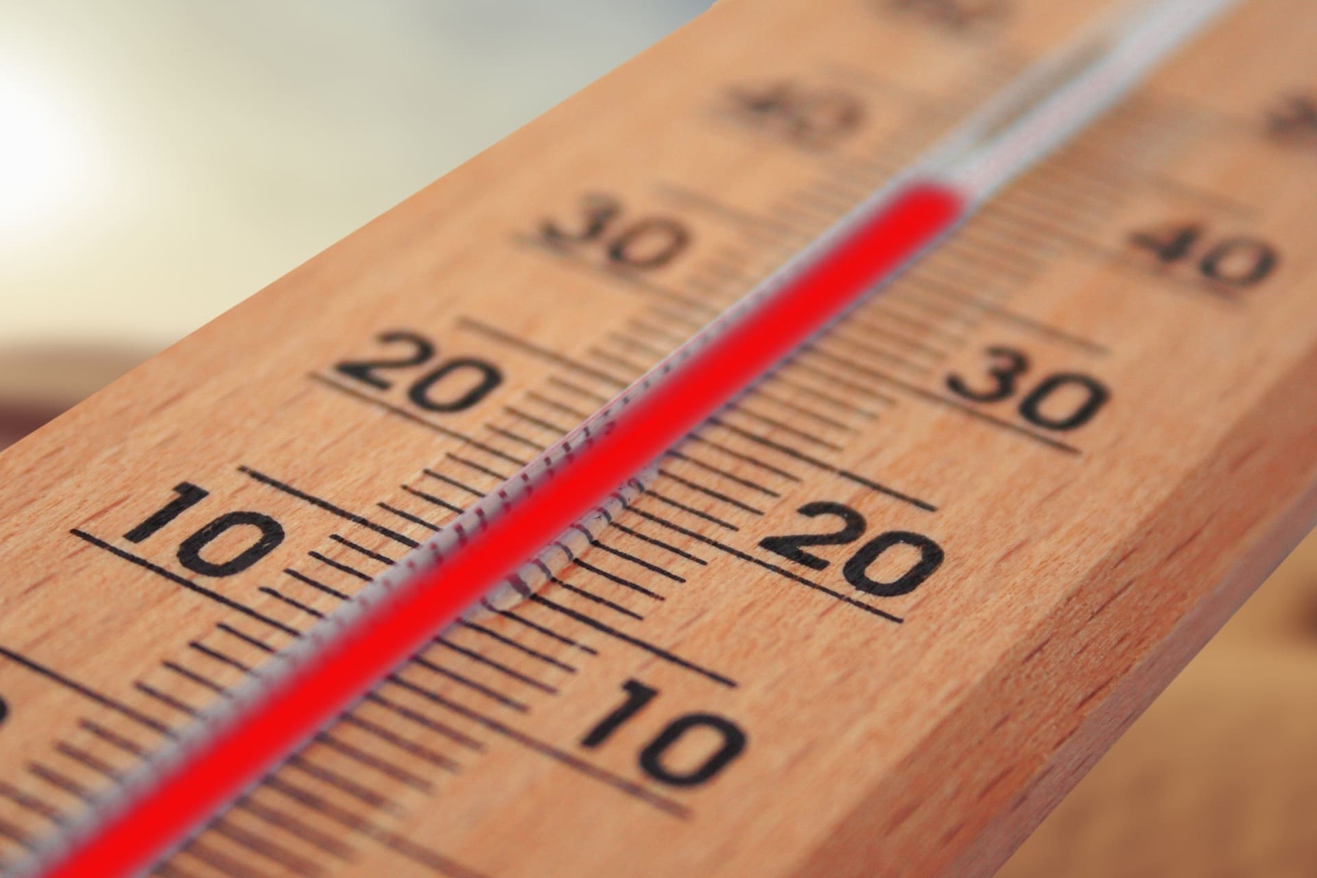Canicule : découvrez ces astuces indispensables pour éviter que votre voiture devienne un fournaise ! 1 Canicule Thermomètre (1)