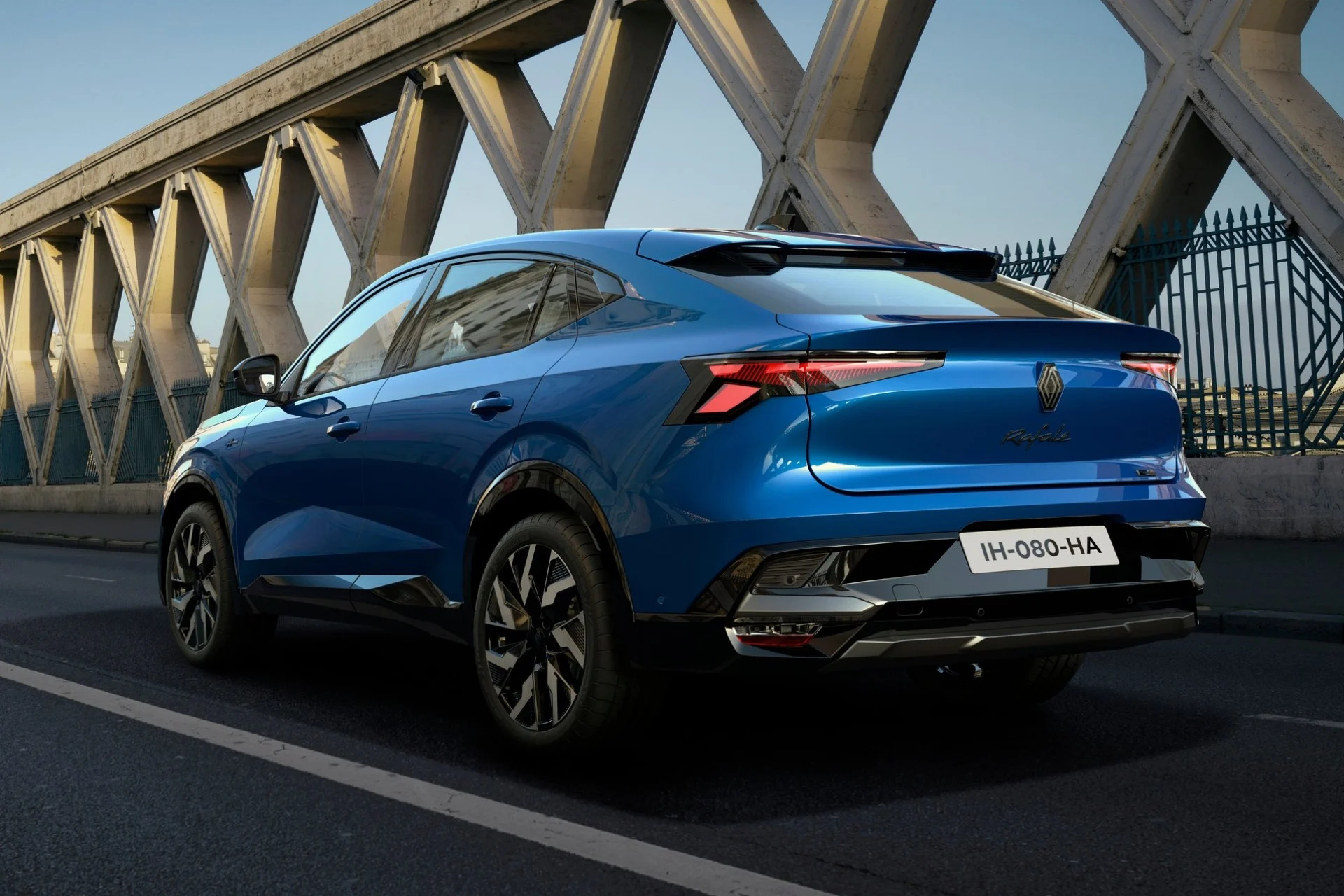 Cette bataille épique : le Renault Rafale peut-il rivaliser avec la star des berlines, la Peugeot 408 ? 1 Renault Rafale (2)
