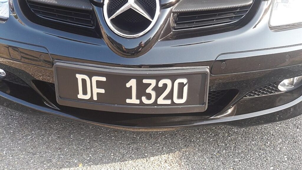 Cette plaque noire « DF » sur les autos : le secret incroyable que vous devez connaître ! 1 Autos : à quoi correspond la plaque d’immatriculation noire « DF » sur les voitures en France ?